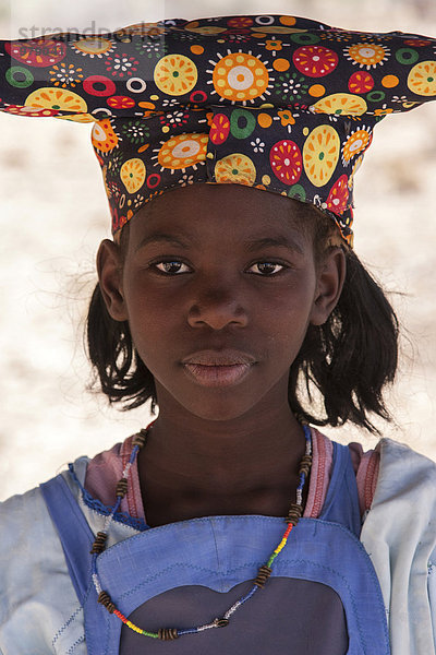 Einheimisches Mädchen  Herero-Mädchen mit typischer Kopfbedeckung  bei Uis  Namibia  Afrika