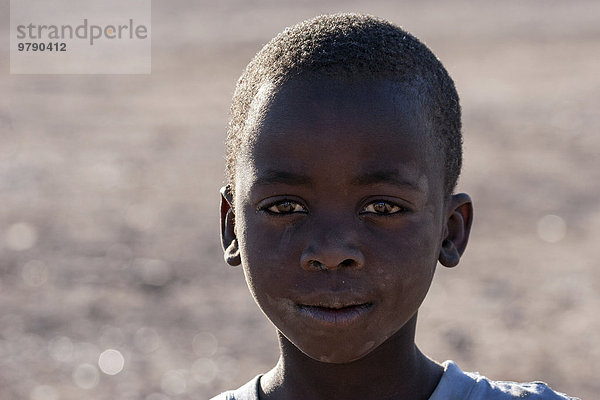 Einheimischer Junge  Portrait  bei Khorixas  Namibia  Afrika