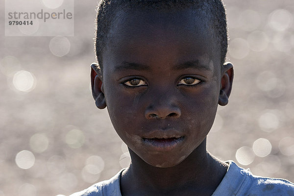 Einheimischer Junge  Portrait  bei Khorixas  Namibia  Afrika