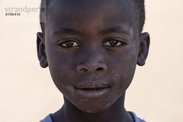 Einheimischer Junge  Portrait  bei Khorixas  Namibia  Afrika