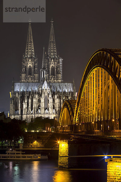Beleuchtete Hohenzollernbrücke  hinten Kölner Dom  Köln  Nordrhein-Westfalen  Deutschland  Europa