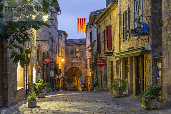 Gasse  inneres Tor der Altstadt  Cordes-sur-Ciel  Midi-Pyrénées  Frankreich  Europa