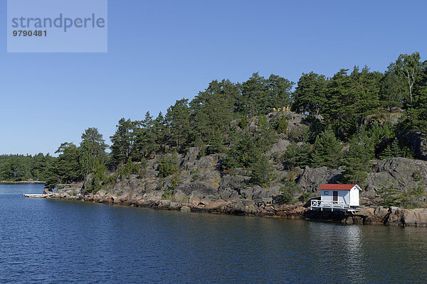 Hütte am Wasser  Hallberg  Halleberg auf Varholma  Värmdö Inselgruppe  Schärengarten  Schäreninseln  Schweden  Europa