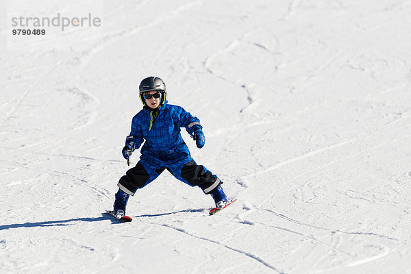 Kind  6 Jahre  beim Skifahren