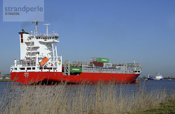Containerschiff  Frachter  Nord-Ostsee-Kanal  Brunsbüttel  Schleswig-Holstein  Deutschland  Europa