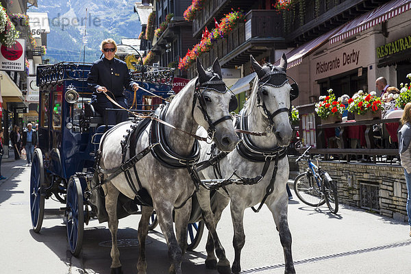 Pferdekutsche in der Zermatter Bahnhofstraße  Zermatt  Wallis  Schweiz  Europa