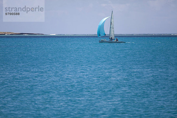Segelboot in der Nonsuch Bay  Green Island  Antigua  Antigua und Barbuda  Nordamerika