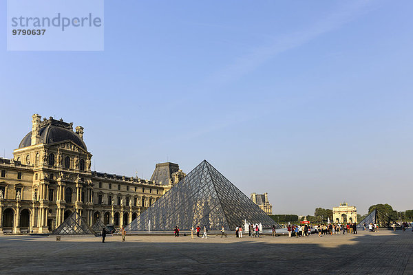 Glaspyramide im Innenhof des Palais du Louvre  Paris  Frankreich  Europa