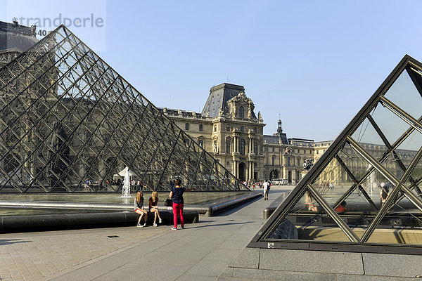 Glaspyramiden im Innenhof des Palais du Louvre  Paris  Frankreich  Europa