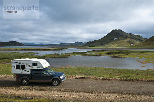 Auto  Campingfahrzeug  isländische Landschaft  Hochland  Landmannalaugar  Island  Europa