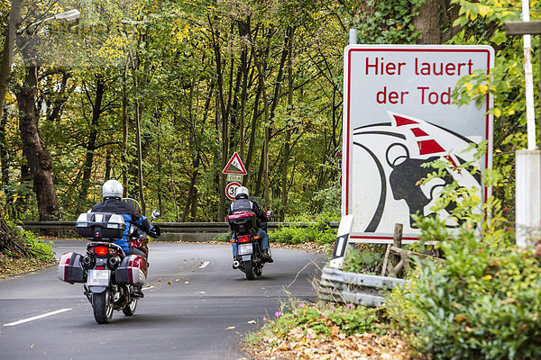 Warnhinweis für Motorradfahrer  Landstrasse im Süden von Essen  Nordrhein-Westfalen  Deutschland  Europa