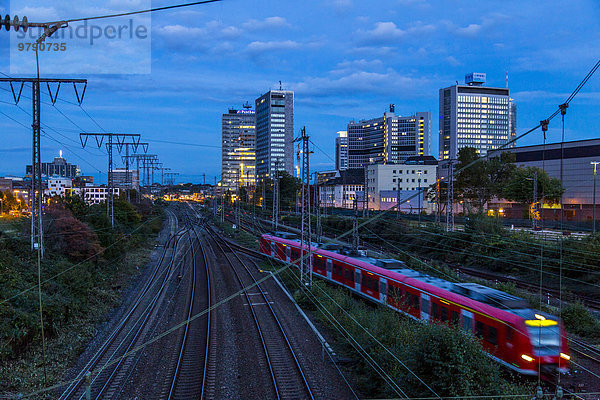 Hauptbahnhof Essen  S-Bahn  hinten Skyline  Essen  Nordrhein-Westfalen  Deutschland  Europa