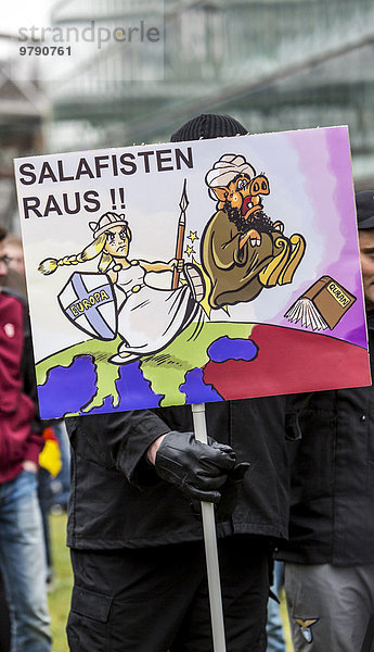 Schild  Demo  PEGIDA  Hogesa  Antifa  Hooligans gegen Salafisten  Wuppertal  Nordrhein-Westfalen  Deutschland  Europa