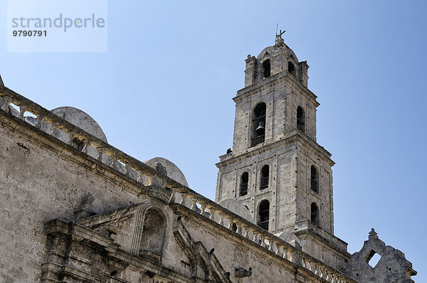 Kirchturm  Kirche  Basilica Menor de San Francisco  Plaza San Fransisco de Asís  La Habana Vieja  Altstadt  Havanna  Ciudad de La Habana  Kuba  Nordamerika