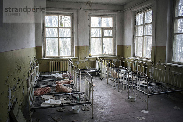 Schlafsaal  verlassener Kindergarten eines Dorfs in der kontaminierten Zone bei Tschernobyl  Kopatschi  Ukraine  Europa