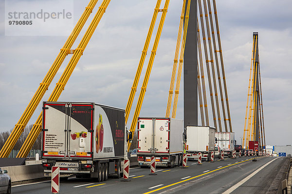 Autobahn A40 Rheinbrücke Neuenkamp bei Duisburg  Schrägseilstahlbrücke  Brückenschäden  Risse in den Trägern  3 von 6 Fahrspuren gesperrt  Duisburg  Nordrhein-Westfalen  Deutschland  Europa