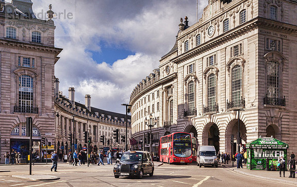Taxi und Ombnibus am Anfang der Regent Street  London  England  Großbritannien  Europa
