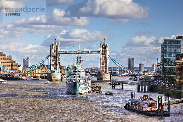 Fluss Themse mit HMS Belfast und Tower Bridge  London  England  Großbritannien  Europa