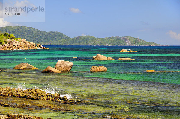 Küste mit Felsbrocken im Wasser  Insel Praslin  Seychellen  Afrika