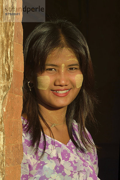 Mädchen mit Thanaka  Bagan  Myanmar  Asien