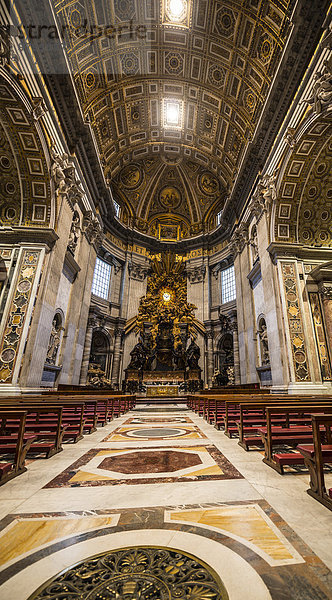 Kuppelbereich und Papstaltar im Petersdom  Fontana di Trevi  Rom  Latium  Italien  Europa