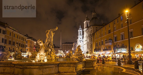 Neptunbrunnen  Calderoni-Brunnen  Fontana del Nettuno  Piazza Navona mit Kirche Sant Agnese in Agone und römischer Obilisk  bei Nacht  Rom  Latium  Italien  Europa