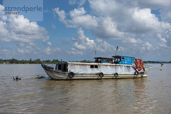 Frachtschiff auf dem Mekong  Mekong Delta  Vietnam Asien