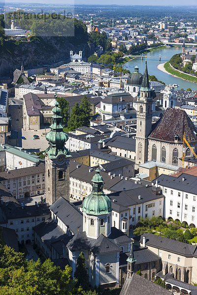 Ausblick von Festung Hohensalzburg auf die Altstadt  UNESCO Welterbe  vorne die Franziskanerkirche und die Kollegienkirche  Salzburg  Salzburger Land  Österreich  Europa