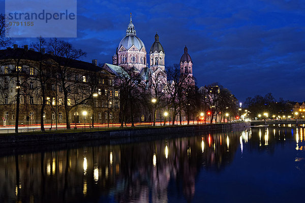 Pfarrkirche St. Lukas  auch Lukaskirche  mit der Isar bei Nacht  München  Oberbayern  Deutschland  Europa