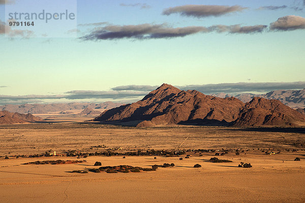 Ausblick von der Elim-Düne auf Grassteppe  Sesriem-Camp und Tsarisberge  Namib-Wüste  Namib Naukluft Park  Namibia  Afrika
