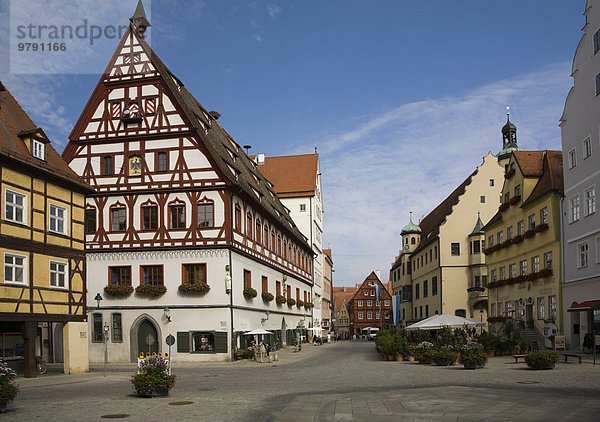 Straßenszene mit Fachwerkhäusern in der mittelalterlichen Stadt  Nördlingen  Bayern  Deutschland  Europa