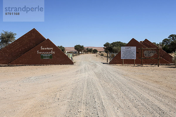 Einfahrt zum Sossusvlei beim Sesriem Camp  Namib-Wüste  Namib Naukluft Park  Namibia  Afrika