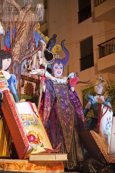 Phantasievolles Kostüm beim Karneval  Santa Cruz de Tenerife  Teneriffa  Kanarische Inseln  Spanien  Europa