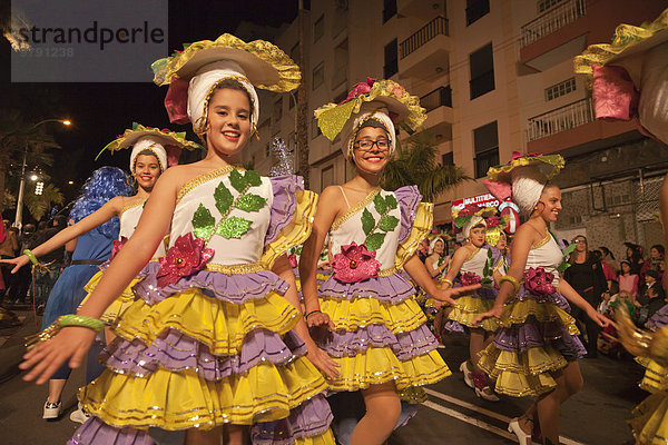 Phantasievolle Kostüme beim Karneval  Santa Cruz de Tenerife  Teneriffa  Kanarische Inseln  Spanien  Europa