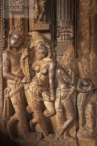 Hinduistische Statuen aus der Zeit des Chalukya-Reiches in einem Tempel in Aihole  Karnataka  Indien  Asien