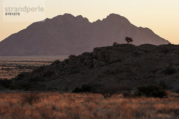 'Abendlicht  Sonnenuntergang an der Spitzkoppe  hinten die ''kleine Spitzkoppe''  Namibia  Afrika'
