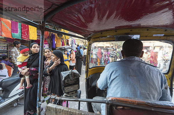 Auto-Rikscha-Fahrt durch belebte Straße  Jaipur  Rajasthan  Indien  Asien