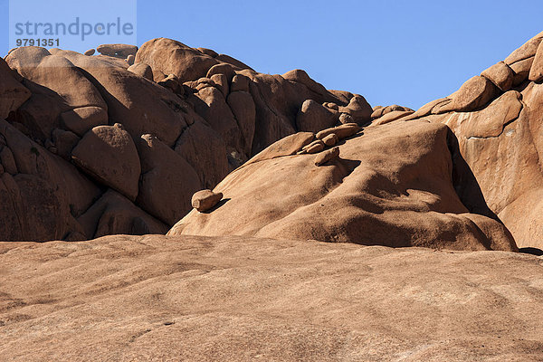 Felsen und Felskugeln an der Spitzkoppe  Damaraland  Namibia  Afrika