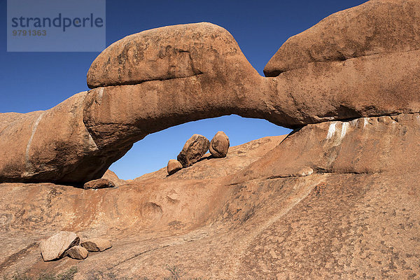Felsenbogen  Felsenbrücke im Spitzkoppegebiet  Spitzkoppe  Damaraland  Namibia  Afrika