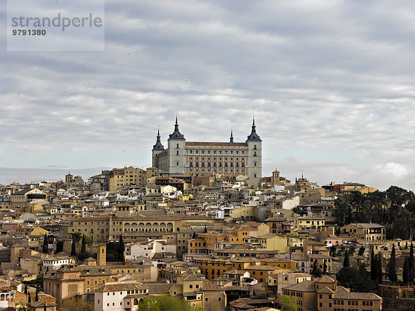 Die Festung Alcázar über der Stadt  Toledo  Spanien  Europa