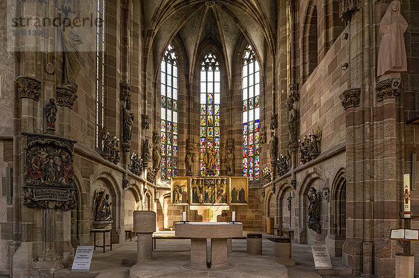 Chor mit Tucher-Altar  gotische Stadtpfarrkirche Unserer Lieben Frau  Frauenkirche  Nürnberg  Mittelfranken  Franken  Bayern  Deutschland  Europa