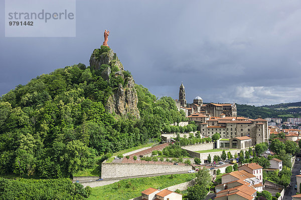 Statue der Notre?Dame de la France  erbaut 1860  auf dem Vulkankegel Rocher Corneille  daneben die Kathedrale  Le Puy-en-Velay  Auvergne  Frankreich  Europa