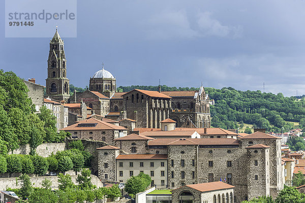 Ausblick über die Altstadt zur Kathedrale  Le Puy-en-Velay  Auvergne  Frankreich  Europa
