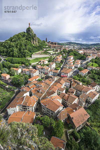 Ausblick über die Altstadt zur Kathedrale  Le Puy-en-Velay  Auvergne  Frankreich  Europa