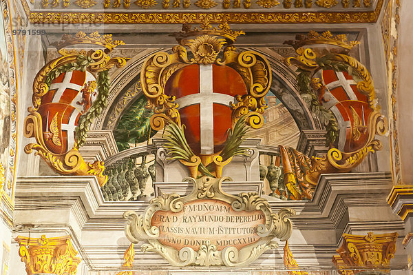 Weißes Kreuz auf rotem Grund  drei Wappen als plastisches Wandgemälde  Großmeisterpalast  Malteserorden  La Valletta  Malta  Europa