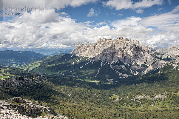 Felsen der Fanesgruppe mit Cunturines-Spitze  3064 m  unten Südtiroler Gadertal  Naturpark Fanes-Sennes-Prags  Südtirol  Dolomiten  Italien  Europa