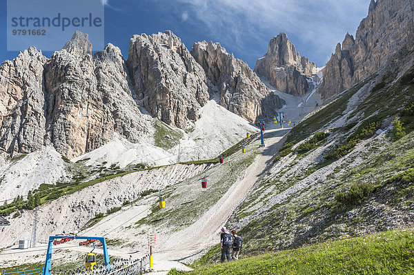 Bunte Gondelbahn  gebaut 1956  zur Lorenzihütte  2932 m  Rifugio Son Forca  Cristallo-Gruppe  Ampezzaner Dolomiten  Cortina d'Ampezzo  Provinz Belluno  Veneto  Italien  Europa