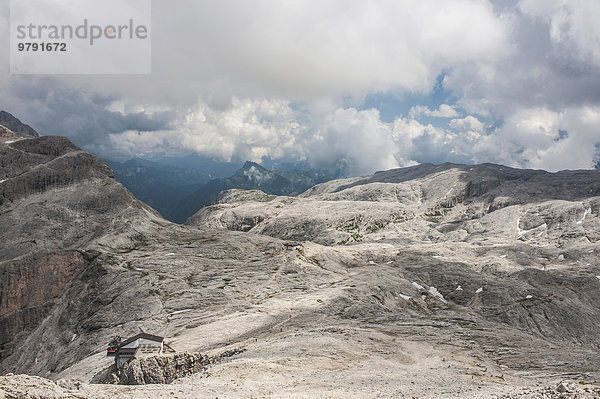 Hochplateau della Rosetta  links Seilbahnstation von San Martino di Castrozza  hinten Berghütte Rosetta  2578 m  Pale di San Martino  Dolomiten  Siror  Trentino-Alto Adige  Italien  Europa