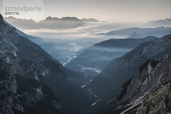 Cadore-Tal  Aussicht vom Drei-Zinnen-Gebiet  Dolomiten  Veneto  Italien  Europa