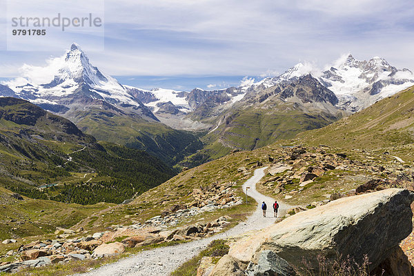 Zwei Wanderer am Wanderweg zum Stellisee  dahinter Matterhorn  Dent Blanche  Obergabelhorn  Wellenkuppe  Zermatt  Wallis  Schweiz  Europa